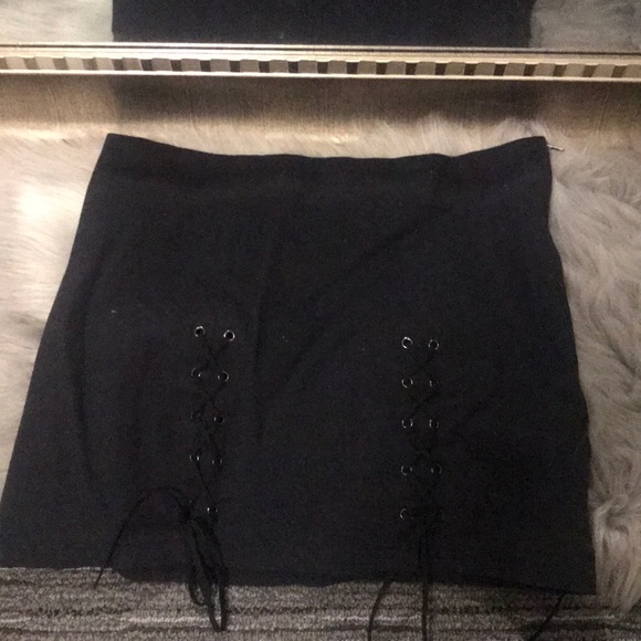 LACE UP BLACK SKIRT - Picture 1 of 1